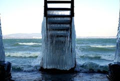 Treppe von einem Strandhaus ins Wasser durch die starke Bise vereist. (Bild: Thomas Ammann)