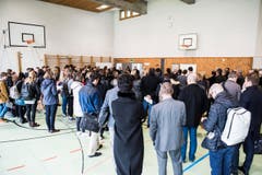 Beim Speed-Dating zur Berufswahl bekommen St.Galler Kantonsschülerinnen und Kantonsschüler einen Einblick in den Berufsalltag von Rotariern. (Bild: Sabrina Stübi)