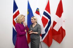Es darf auch einmal ein Kleid in Lila mit A-Linie sein bei Aurelia Frick. Hier bei einem Efta-Treffen im November 2016. (Bild: KEYSTONE/Salvatore Di Nolfi)