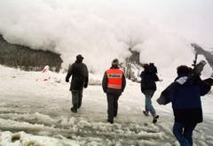 Die Lawine hat am 24. Februar 1999 schon acht Menschenleben gefordert. Zwei Menschen werden immer noch vermisst. (Bild: Keystone/Fabrice Coffrini)