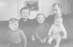 David Bürkler (links) wuchs in einer Arbeiterfamilie in St.Gallen-Bruggen auf. Hier ist er mit Mutter Alice, Schwester Esther, Vater Hans und Bruder Hans zu sehen. (Bild: PD)