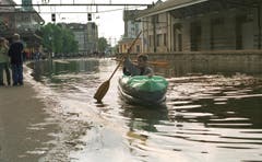 Per Boot durch Rorschach: Das Hochwasser 1999 macht's möglich. (Bild: Keystone)