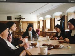 Ein Fernsehfilm über das Kloster Notkersegg: Die Nonnen bei einer Mahlzeit. (Bild: SRF)