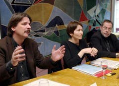 Paul Rechsteiner, schon damals Präsident des Schweizerischen Gewerkschaftsbund (SGB), Regula Rytz, Zentralsekretärin des SGB, und Alexander Tschäppät, Zentralpraesident Kaufmaennischer Veband im Jahr 2004. (Bild: Keystone)