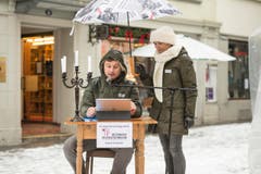 Guerilla-Aktion: Die Redaktion der "Ostschweiz am Sonntag" liest am Sonntagsverkauf aus dem E-Paper vor. Ort: Aepliplatz, 9000 Sankt Gallen. (Bild: Hanspeter Schiess)