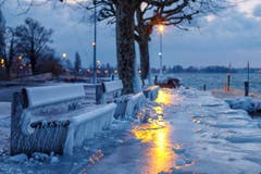 Wunderschöne Eisgebilde zur blauen Stunde in Horn am Bodensee. (Bild: Remo Schläpfer)