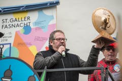 Bohl vor dem Waaghaus Start St.Galler Fasnacht 2018 mit Guggen und Plakatenthüllung. (Bild: Hanspeter Schiess)
