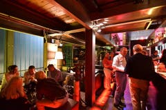 21.17: Backstage im oberen Teil der labor-Bar, wo man sich nach der Aufzeichnung zum lockeren Gespräch und auf einen Drink trifft. (Bild: Manuel Nagel)