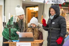 Guerilla-Aktion: Die Redaktion der "Ostschweiz am Sonntag" liest am Sonntagsverkauf aus dem E-Paper vor. Ort: Aepliplatz, 9000 Sankt Gallen. (Bild: Hanspeter Schiess)