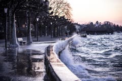Vereiste Seepromenade mit aufgewühltem See in Rorschach. (Bild: Elias Wirth)