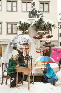 Guerilla-Aktion: Die Redaktion der "Ostschweiz am Sonntag" liest am Sonntagsverkauf aus dem E-Paper vor. Ort: Aepliplatz, 9000 Sankt Gallen. (Bild: Hanspeter Schiess)