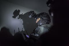 Sondereinheit der Stapo übt in Liegenschaft an der Haldenstrasse (Bild: Michel Canonica)