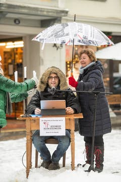 Guerilla-Aktion: Die Redaktion der "Ostschweiz am Sonntag" liest am Sonntagsverkauf aus dem E-Paper vor. Ort: Aepliplatz, 9000 Sankt Gallen. (Bild: Hanspeter Schiess)