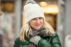 Guerilla-Aktion: Die Redaktion der "Ostschweiz am Sonntag" liest am Sonntagsverkauf aus dem E-Paper vor. Ort: Aepliplatz, 9000 Sankt Gallen. (Bild: Hanspeter Schiess)
