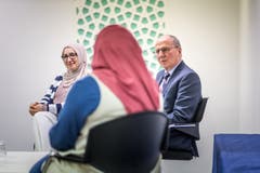 Muslime im Alltag - Rundgang durch die Moschee in Oberuzwil mit RR Fässler (Bild: Michel Canonica)