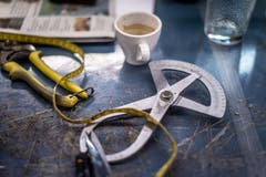 Ein Schuhmacher benötigt allerlei Handwerkszeug. (Bild: Michel Canonica)