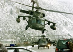 Ein Black-Hawk-Helikopter der U.S. Army startet im österreichischen Mils. Die Maschine bringt am 25. Februar 1999 Menschen in Sicherheit. (Bild: Keystone/Rudi Blaha)