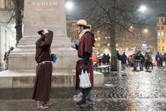 Fasnachtsauftakt 2018 mit der Aguggete beim Vadian Denkmal in der Stadt St. Gallen (Bild: Urs Bucher)
