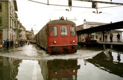 1999 heisst es "Land unter" auch am Hafenbahnhof in Rorschach. (Bild: Keystone)