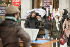 Guerilla-Aktion: Die Redaktion der "Ostschweiz am Sonntag" liest am Sonntagsverkauf aus dem E-Paper vor. Ort: Aepliplatz, 9000 Sankt Gallen. (Bild: Hanspeter Schiess)