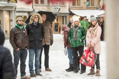 Guerilla-Aktion: Die Redaktion der "Ostschweiz am Sonntag" liest am Sonntagsverkauf aus dem E-Paper vor. Ort: Aepliplatz, 9000 Sankt Gallen. (Bild: Hanspeter Schiess)