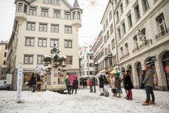 Guerilla-Aktion: Die Redaktion der "Ostschweiz am Sonntag" liest am Sonntagsverkauf aus dem E-Paper vor. Ort: Aepliplatz, 9000 Sankt Gallen. (Bild: Hanspeter Schiess)