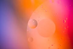 Nein, keine Planeten. Es handelt sich um Öltropfen im Wasser, darunter farbiges Papier. (Bild: Petra Jung)