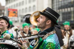 Bohl vor dem Waaghaus Start St.Galler Fasnacht 2018 mit Guggen und Plakatenthüllung. (Bild: Hanspeter Schiess)