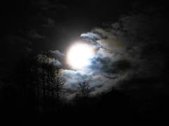 Der Mond in der geisterhaften Vollmondnacht. (Bild: Josef Lustenberger)