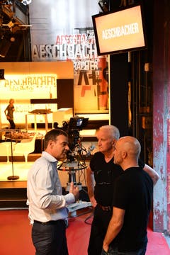 18.58: René Prêtre, Ernst Schefer und Michael Bachmann diskutieren, kurz bevor es in die Maske geht. (Bild: Manuel Nagel)