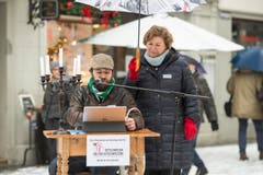 Guerilla-Aktion: Die Redaktion der "Ostschweiz am Sonntag" liest am Sonntagsverkauf aus dem E-Paper vor. Ort: Aepliplatz, 9000 Sankt Gallen. (Bild: Hanspeter Schiess)