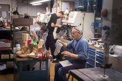In der Schuhmacherwerkstatt von Hans Lüchinger in Rebstein arbeiten acht Fachkräfte und eine Büroangestellte. (Bild: Michel Canonica)