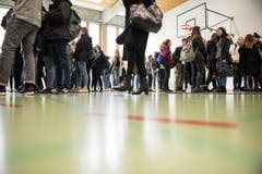 Beim Speed-Dating zur Berufswahl bekommen St.Galler Kantonsschülerinnen und Kantonsschüler einen Einblick in den Berufsalltag von Rotariern. (Bild: Sabrina Stübi)