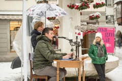 Guerilla-Aktion: Die Redaktion der "Ostschweiz am Sonntag" liest am Sonntagsverkauf aus dem E-Paper vor. Ort: Aepliplatz, 9000 Sankt Gallen. (Bild: Hanspeter Schiess)