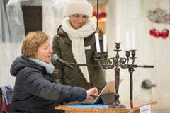 Guerilla-Aktion: Die Redaktion der "Ostschweiz am Sonntag" liest am Sonntagsverkauf aus dem E-Paper vor. Ort: Aepliplatz, 9000 Sankt Gallen. (Bild: Hanspeter Schiess)