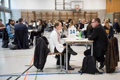 Beim Speed-Dating zur Berufswahl bekommen St.Galler Kantonsschülerinnen und Kantonsschüler einen Einblick in den Berufsalltag von Rotariern. (Bild: Sabrina Stübi)