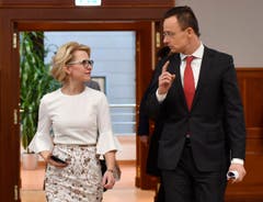 Pencilkleid mit flatternden Ärmeln: Aurelia Frick bei einem Treffen mit Ungarns Aussenminister Peter Szijjarto im Februar. (Bild: EPA/Tibor Illyes)
