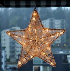 Friedlicher Weihnachtsstern kontra wüstes Treiben des Sturmwindes "Burglind". O wie herrlich ist doch der Blick aus der heimelig warmen Stube! Mögen alle im Freien arbeitenden Menschen vor Unglücksfällen verschont bleiben! (Bild: Niklaus Rohrer)