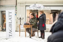 Guerilla-Aktion: Die Redaktion der "Ostschweiz am Sonntag" liest am Sonntagsverkauf aus dem E-Paper vor. Ort: Aepliplatz, 9000 Sankt Gallen. (Bild: Hanspeter Schiess)