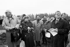 Eine Parlamentarier-Delegation mit v.l.n.r. Helmut Hubacher, Monika Stocker, Hans Zbinden, Paul Rechsteiner, Susanne Leutenegger-Oberholzer, Franz Jaeger besichtigen im April 1990 das Gelände des geplanten Waffenplatzes Neuchlen-Anschwilen. (Bild: Keystone)