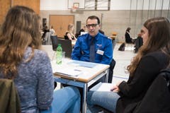 Beim Speed-Dating zur Berufswahl bekommen St.Galler Kantonsschülerinnen und Kantonsschüler einen Einblick in den Berufsalltag von Rotariern. (Bild: Sabrina Stübi)