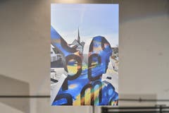 März: Manuel Nagel nutzte die Gelegenheit, beim Anbringen der Folie auf der Kreiselfigur mit der Hebebühne dieses Bild zu machen.