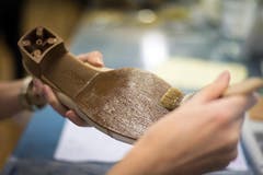 Zur Vorbehandlung wird Halogenisiermaterial aufgetragen. (Bild: Michel Canonica)