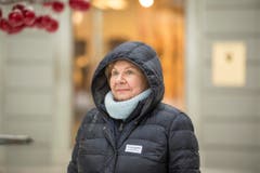 Guerilla-Aktion: Die Redaktion der "Ostschweiz am Sonntag" liest am Sonntagsverkauf aus dem E-Paper vor. Ort: Aepliplatz, 9000 Sankt Gallen. (Bild: Hanspeter Schiess)