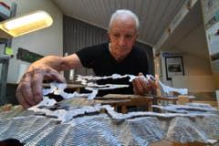 Dienstag, 11.45: Ernst Schefer übt in seinem Atelier in Biessenhofen für seinen Auftritt in zwei Tagen. (Bild: Manuel Nagel)