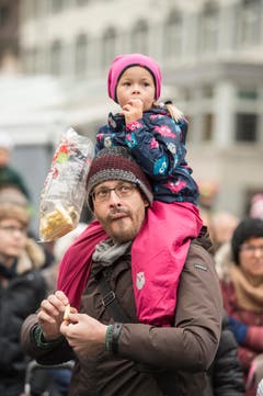 Bohl vor dem Waaghaus Start St.Galler Fasnacht 2018 mit Guggen und Plakatenthüllung. (Bild: Hanspeter Schiess)