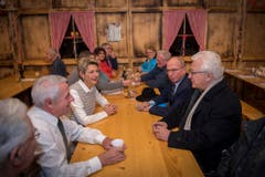Karin Keller-Sutter, Fredy Fässler und Bischof Markus Büchel vereint an einem Tisch. (Bild: Urs Bucher)