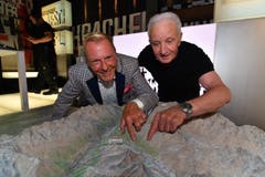 21.00: Geschafft. Die Aufzeichnung ist im Kasten. Kurt Aeschbacher zeigt auf dem Davoser Relief, wo er jeweils seine Ferien verbringt. (Bild: Manuel Nagel)