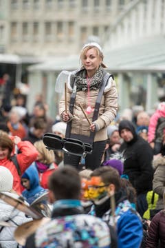 Bohl vor dem Waaghaus Start St.Galler Fasnacht 2018 mit Guggen und Plakatenthüllung. (Bild: Hanspeter Schiess)