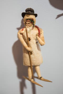 Skifahrender Chlaus aus Watte: Schmuck aus formbaren Materialien wie Wachs, Zuckermasse und Watte eignete sich besonders für die Heimarbeit auf den Bauernhöfen. (Bild: Sabrina Stübi)